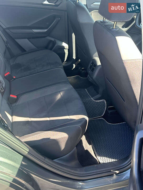 Позашляховик / Кросовер Volkswagen T-Roc 2022 в 