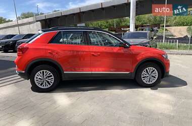 Позашляховик / Кросовер Volkswagen T-Roc 2021 в 