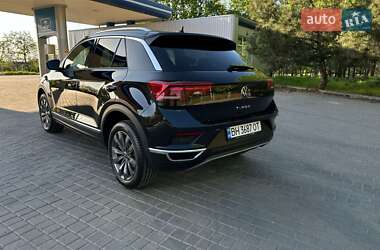 Внедорожник / Кроссовер Volkswagen T-Roc 2021 в 