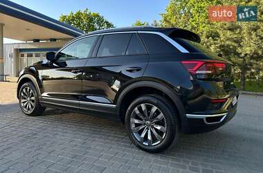 Внедорожник / Кроссовер Volkswagen T-Roc 2021 в 