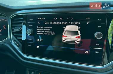Внедорожник / Кроссовер Volkswagen T-Roc 2021 в 