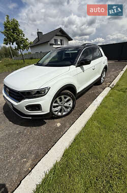 Внедорожник / Кроссовер Volkswagen T-Roc 2021 в 