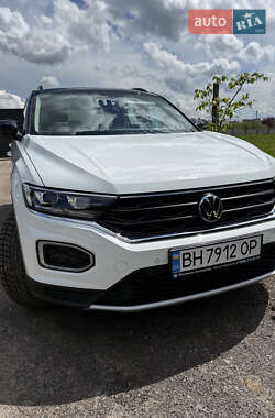 Внедорожник / Кроссовер Volkswagen T-Roc 2021 в 