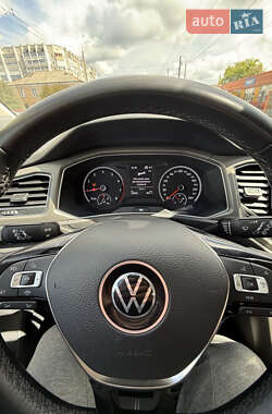 Внедорожник / Кроссовер Volkswagen T-Roc 2021 в 