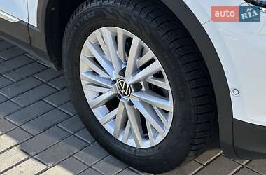 Внедорожник / Кроссовер Volkswagen T-Roc 2021 в 