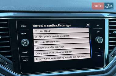 Внедорожник / Кроссовер Volkswagen T-Roc 2021 в 