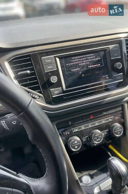 Внедорожник / Кроссовер Volkswagen T-Roc 2020 в 