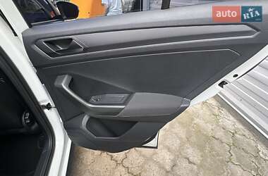 Внедорожник / Кроссовер Volkswagen T-Roc 2019 в 