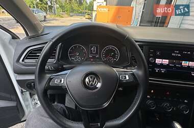 Внедорожник / Кроссовер Volkswagen T-Roc 2019 в 