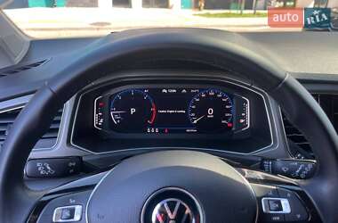 Внедорожник / Кроссовер Volkswagen T-Roc 2020 в 