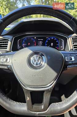 Внедорожник / Кроссовер Volkswagen T-Roc 2019 в 