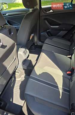 Внедорожник / Кроссовер Volkswagen T-Roc 2019 в 