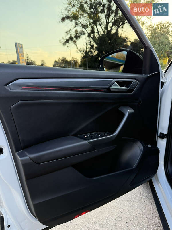 Позашляховик / Кросовер Volkswagen T-Roc 2021 в Києві