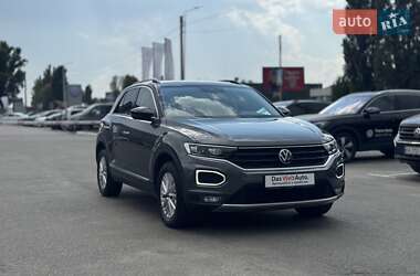 Внедорожник / Кроссовер Volkswagen T-Roc 2020 в 