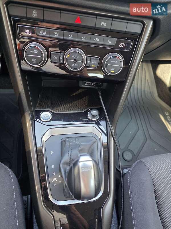 Внедорожник / Кроссовер Volkswagen T-Roc 2019 в Киеве