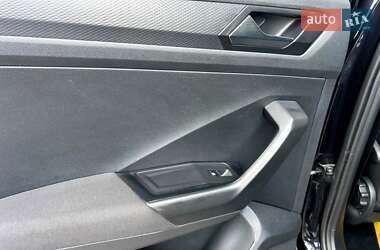 Внедорожник / Кроссовер Volkswagen T-Roc 2021 в 
