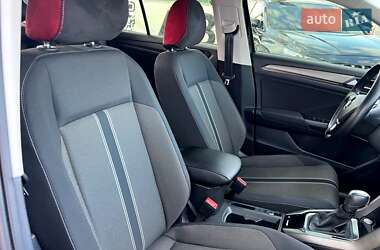 Внедорожник / Кроссовер Volkswagen T-Roc 2021 в 