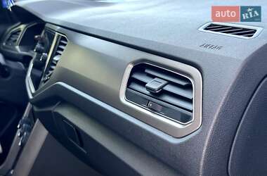 Внедорожник / Кроссовер Volkswagen T-Roc 2021 в 