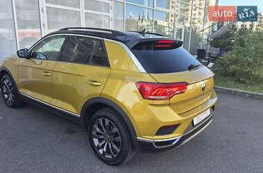 Внедорожник / Кроссовер Volkswagen T-Roc 2021 в 