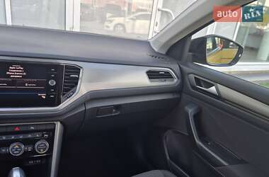 Внедорожник / Кроссовер Volkswagen T-Roc 2021 в 