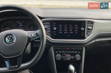 Внедорожник / Кроссовер Volkswagen T-Roc 2021 в 