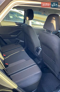 Внедорожник / Кроссовер Volkswagen T-Roc 2021 в 