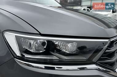 Внедорожник / Кроссовер Volkswagen T-Roc 2021 в 
