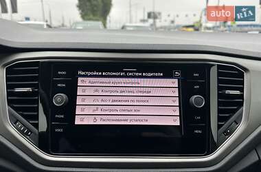 Внедорожник / Кроссовер Volkswagen T-Roc 2021 в 