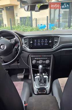 Внедорожник / Кроссовер Volkswagen T-Roc 2019 в 