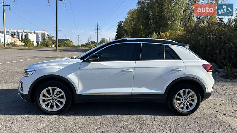 Позашляховик / Кросовер Volkswagen T-Roc 2023 в  фото Позашляховик / Кросовер Volkswagen T-Roc 2023 в