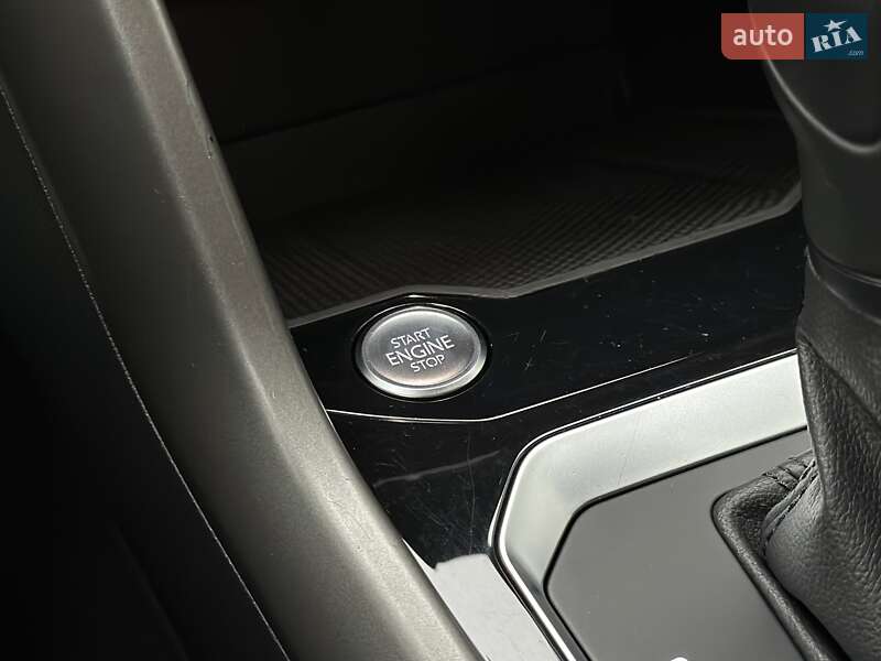 Внедорожник / Кроссовер Volkswagen T-Roc 2021 в Киеве