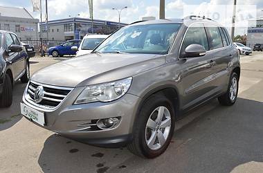 Позашляховик / Кросовер Volkswagen Tiguan 2010 в Києві