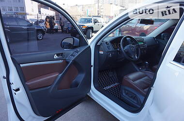 Позашляховик / Кросовер Volkswagen Tiguan 2013 в 