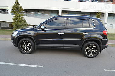 Позашляховик / Кросовер Volkswagen Tiguan 2010 в 