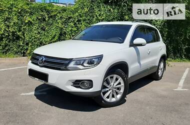 Позашляховик / Кросовер Volkswagen Tiguan 2015 в 