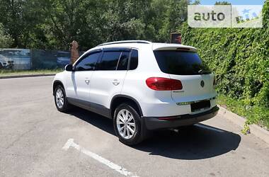 Позашляховик / Кросовер Volkswagen Tiguan 2015 в 