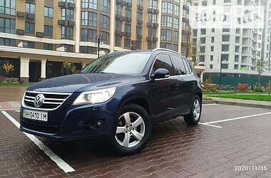 Внедорожник / Кроссовер Volkswagen Tiguan 2010 в Вишневом