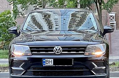 Внедорожник / Кроссовер Volkswagen Tiguan 2017 в 