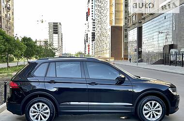 Внедорожник / Кроссовер Volkswagen Tiguan 2017 в 