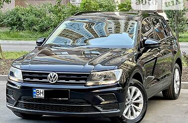 Внедорожник / Кроссовер Volkswagen Tiguan 2017 в 