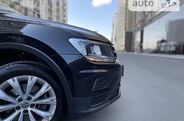 Внедорожник / Кроссовер Volkswagen Tiguan 2017 в 