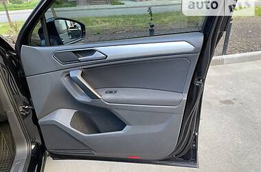 Внедорожник / Кроссовер Volkswagen Tiguan 2017 в 