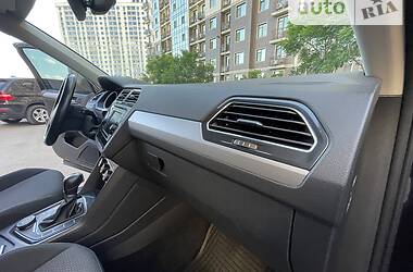 Внедорожник / Кроссовер Volkswagen Tiguan 2017 в 