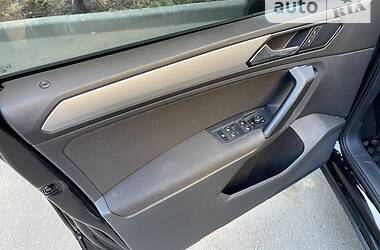 Внедорожник / Кроссовер Volkswagen Tiguan 2017 в 