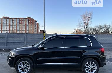 Внедорожник / Кроссовер Volkswagen Tiguan 2015 в 