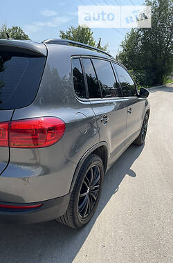 Внедорожник / Кроссовер Volkswagen Tiguan 2016 в 