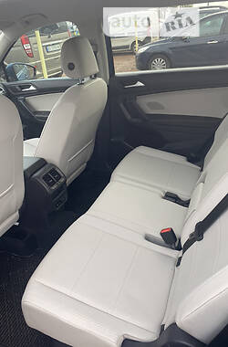 Внедорожник / Кроссовер Volkswagen Tiguan 2019 в 