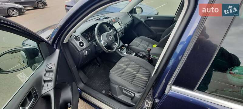 Внедорожник / Кроссовер Volkswagen Tiguan 2011 в Вишневом