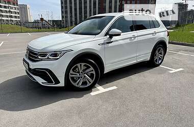 Позашляховик / Кросовер Volkswagen Tiguan 2023 в 