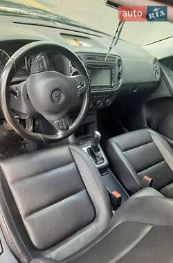 Внедорожник / Кроссовер Volkswagen Tiguan 2012 в 
